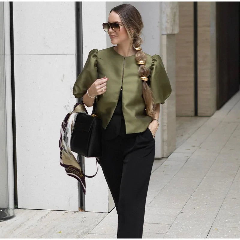 Women's casual satin shirt with puff sleeves, round neck, loose fit and short length, elegant and plain, for spring/summer.