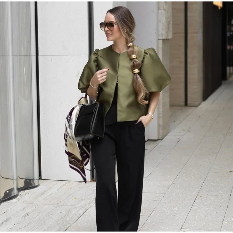 Women's casual satin shirt with puff sleeves, round neck, loose fit and short length, elegant and plain, for spring/summer.