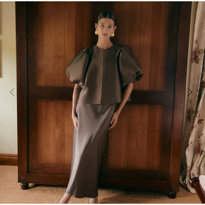 Women's casual satin shirt with puff sleeves, round neck, loose fit and short length, elegant and plain, for spring/summer.