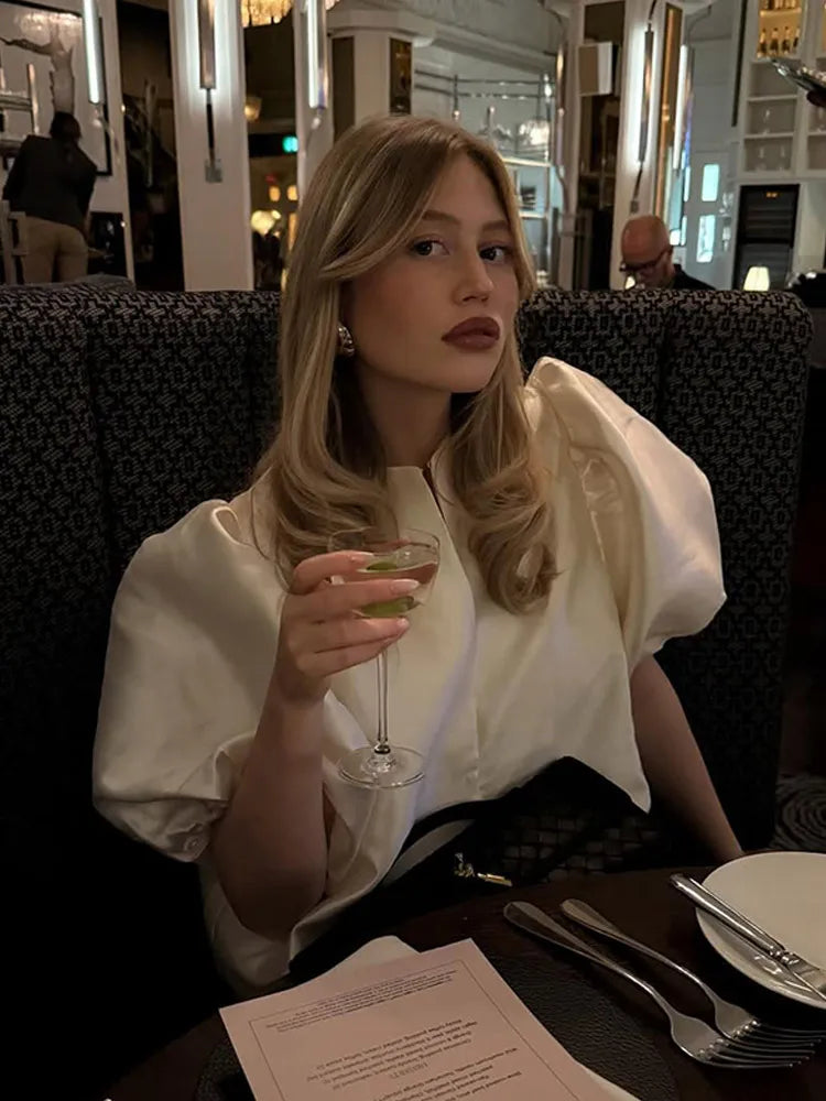 Women's casual satin shirt with puff sleeves, round neck, loose fit and short length, elegant and plain, for spring/summer.