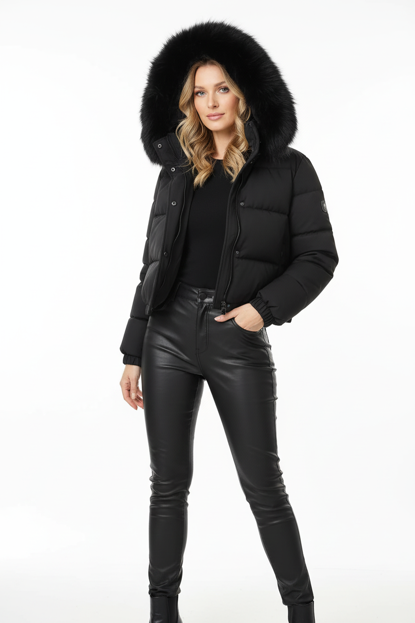 Mulher europeia usando jaqueta puffer preta em estúdio fotográfico